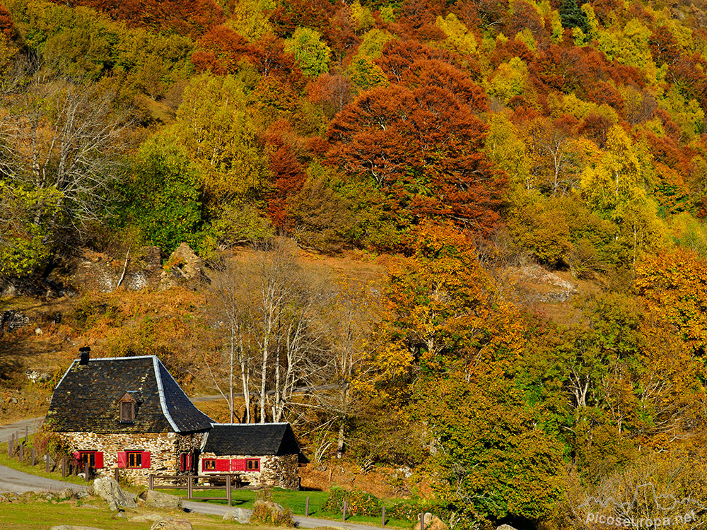 Foto: la casa situada a la derecha de la carretera y que nos servirá de referencia para localizar el mirador, val de Varrados, Val d'Aran, Pirineos, Catalunya Foto: la casa situada a la derecha de la carretera y que nos servirá de referencia para localizar el mirador, val de Varrados, Val d'Aran, Pirineos, Catalunya
